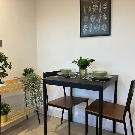 Magnificent Refurbished 1 Bed Flat Few Steps To High St ! - 4 East House Lägenhet Epsom Exteriör bild