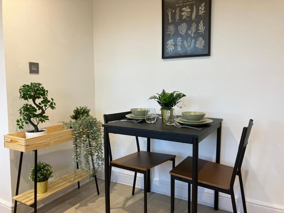Magnificent Refurbished 1 Bed Flat Few Steps To High St ! - 4 East House Lägenhet Epsom Exteriör bild