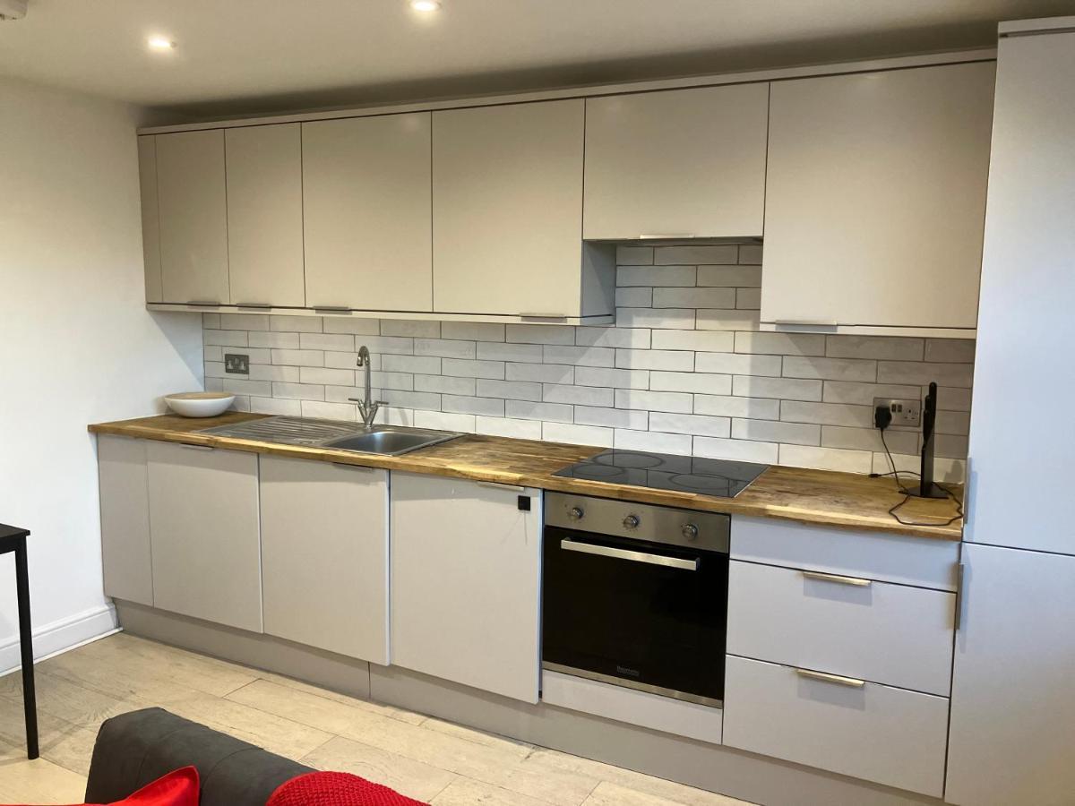 Magnificent Refurbished 1 Bed Flat Few Steps To High St ! - 4 East House Lägenhet Epsom Exteriör bild