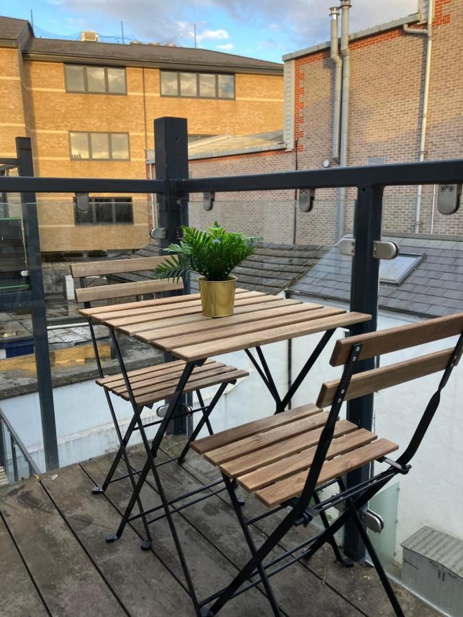 Magnificent Refurbished 1 Bed Flat Few Steps To High St ! - 4 East House Lägenhet Epsom Exteriör bild