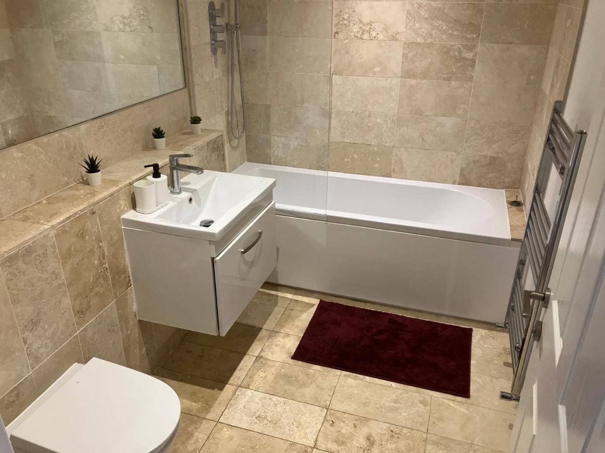 Magnificent Refurbished 1 Bed Flat Few Steps To High St ! - 4 East House Lägenhet Epsom Exteriör bild